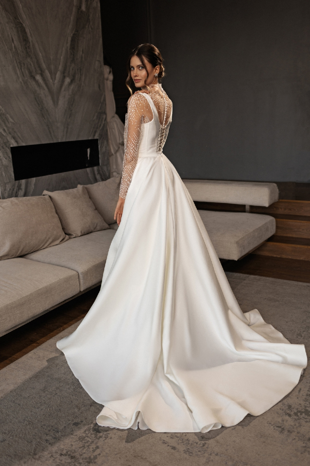 Элегантное свадебное платье из микадо фото