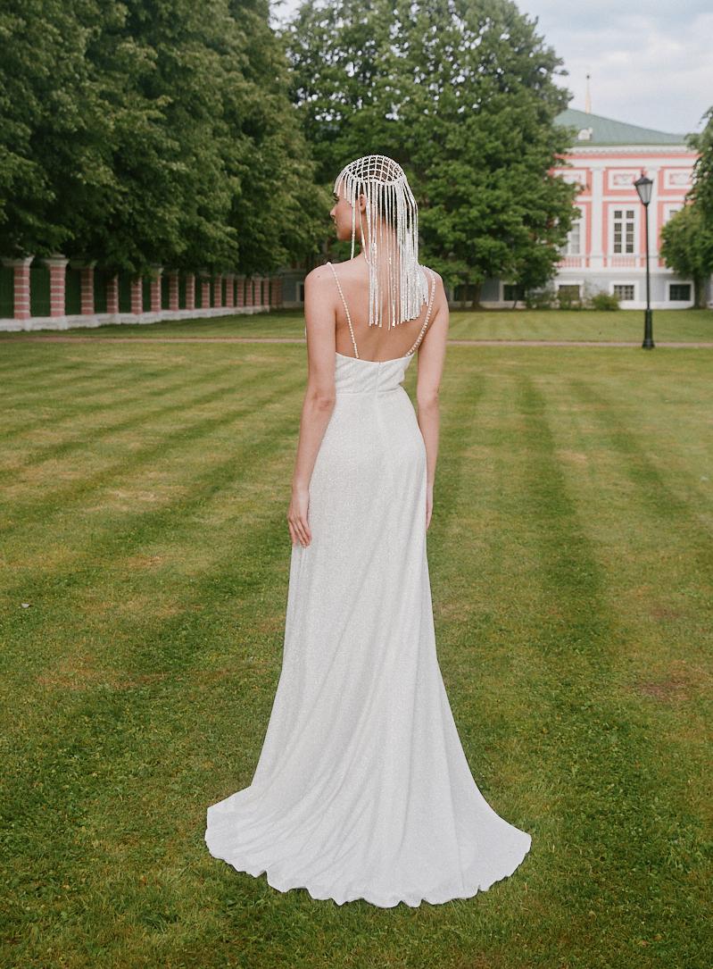 Сверкающее свадебное платье на тонких бретелях фото