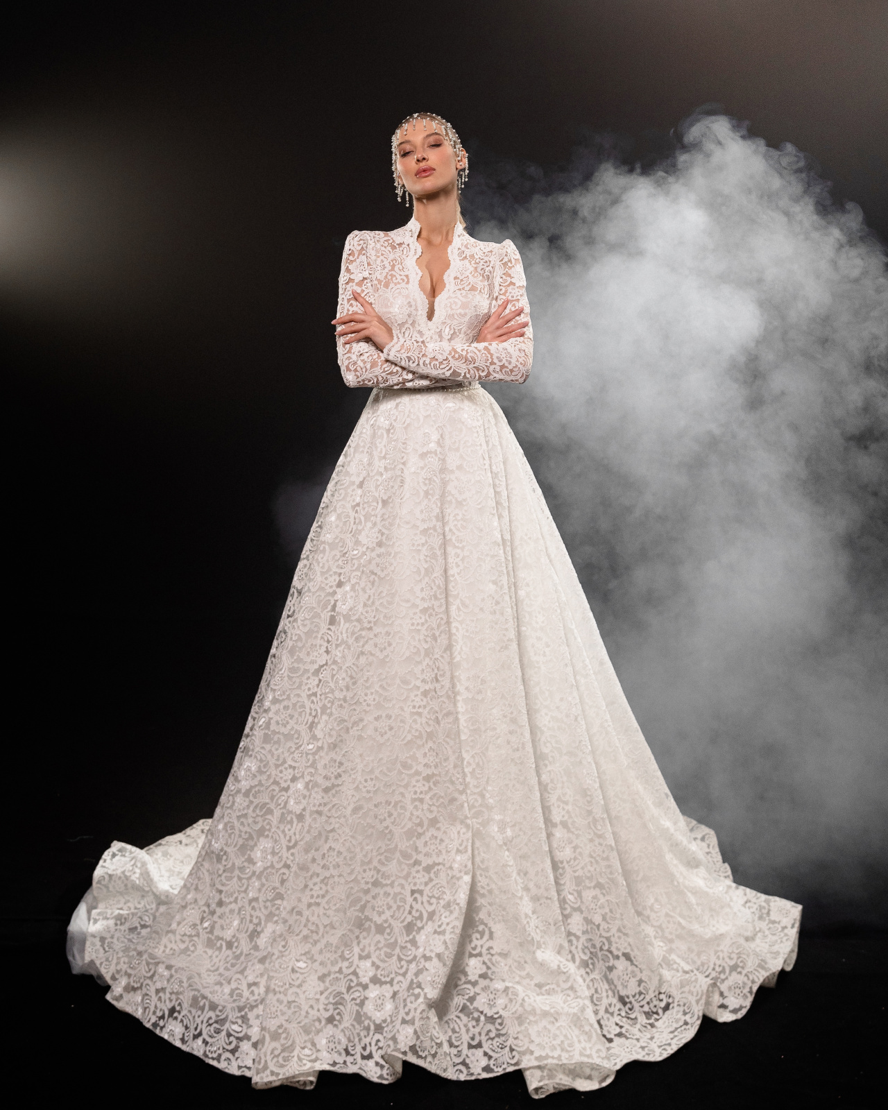 Белое закрытое кружевное платье фото