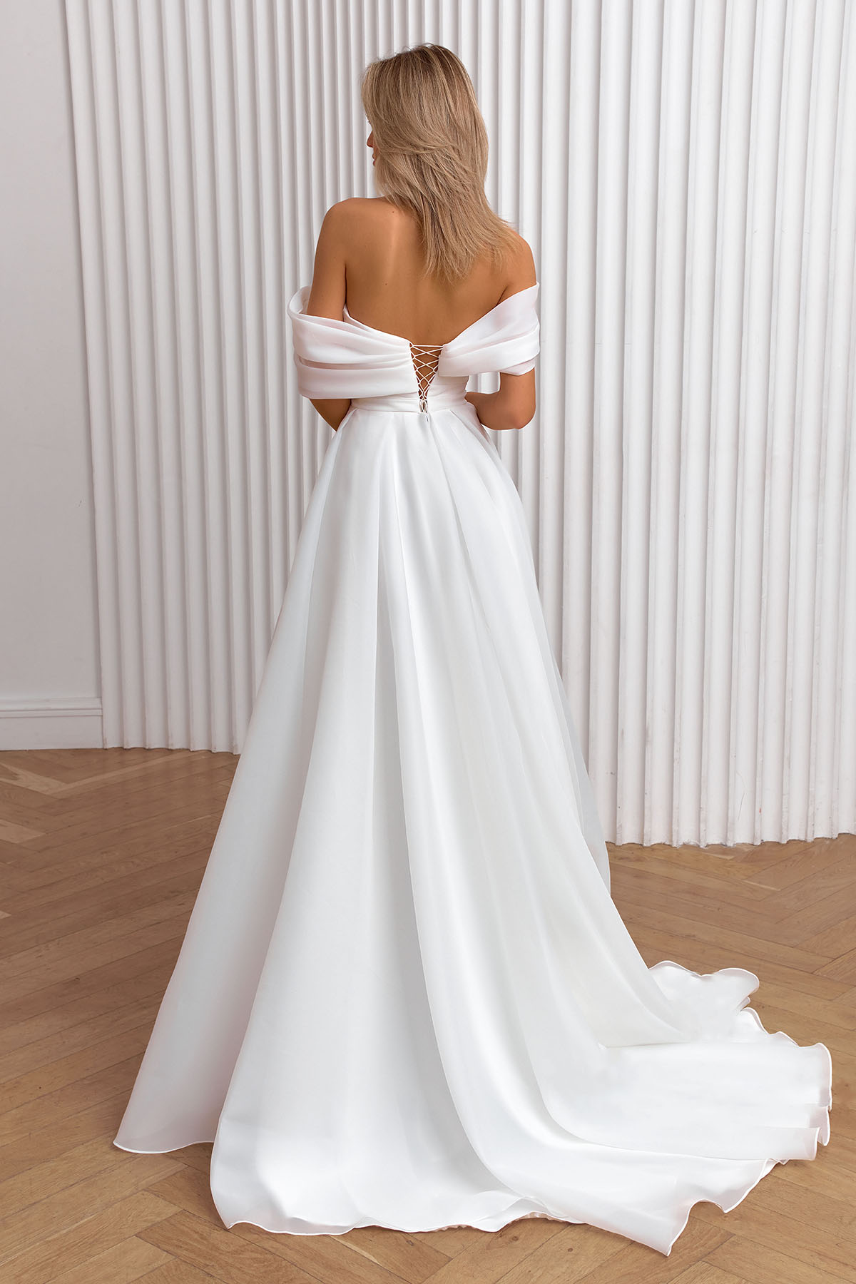 Свадебное платье из шифона с ассиметричными бретелями фото