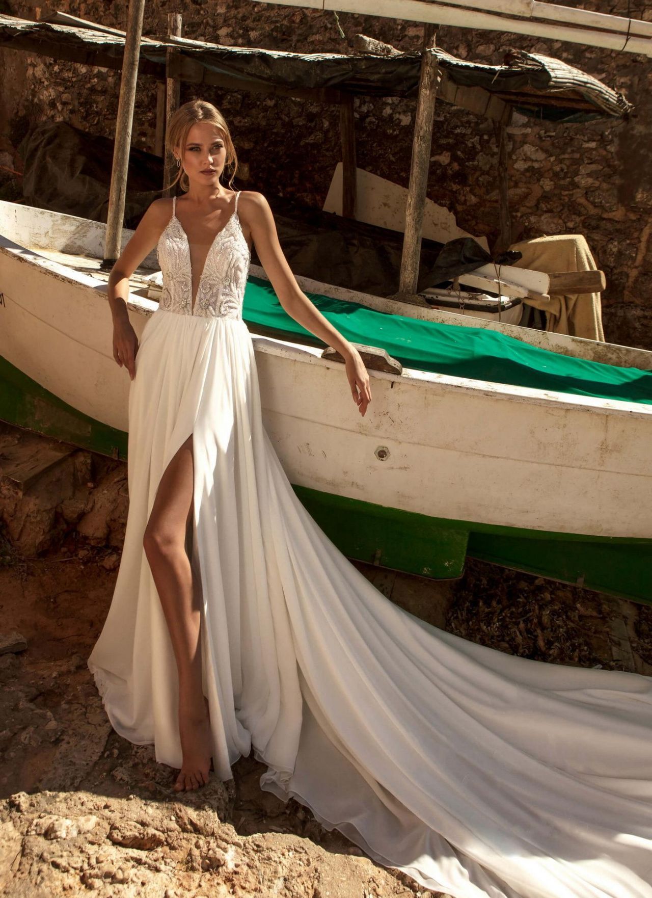 Легкое свадебное платье с разрезом и расшитым верхом фото