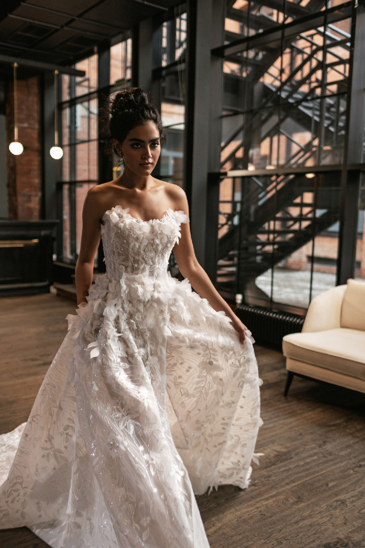 Стильное свадебное платье декорированное объемными цветами фото