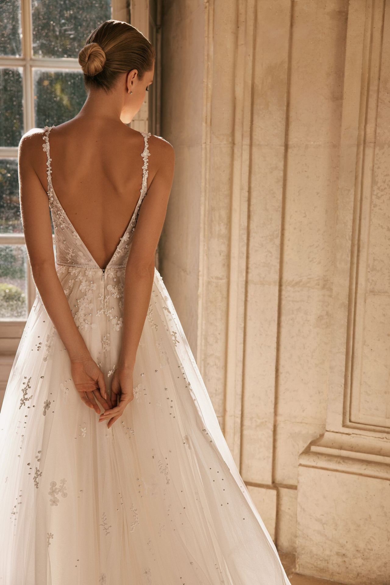 Нежное свадебное платье в цветочном кружеве фото