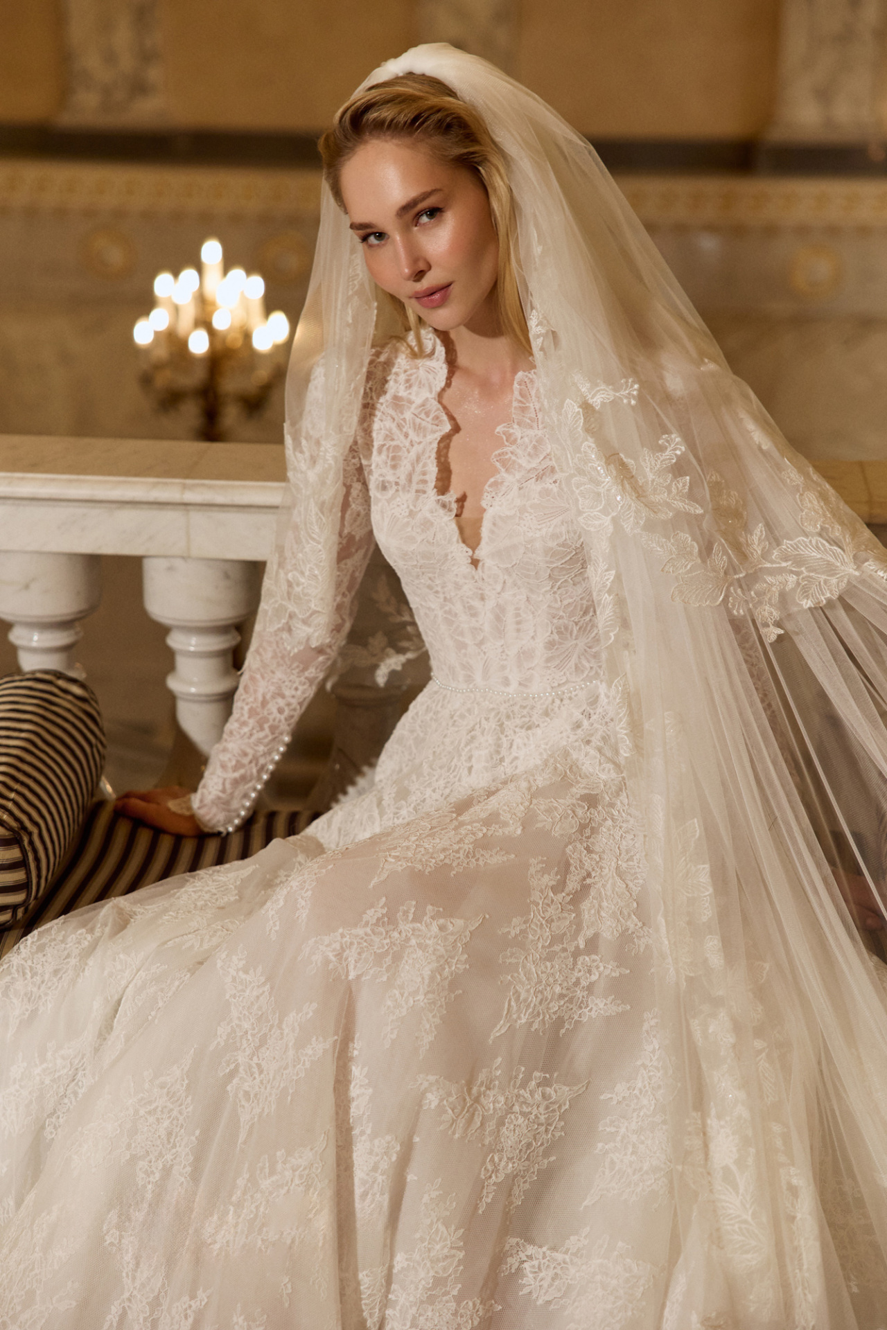 Закрытое кружевное свадебное платье cо шлейфом фото
