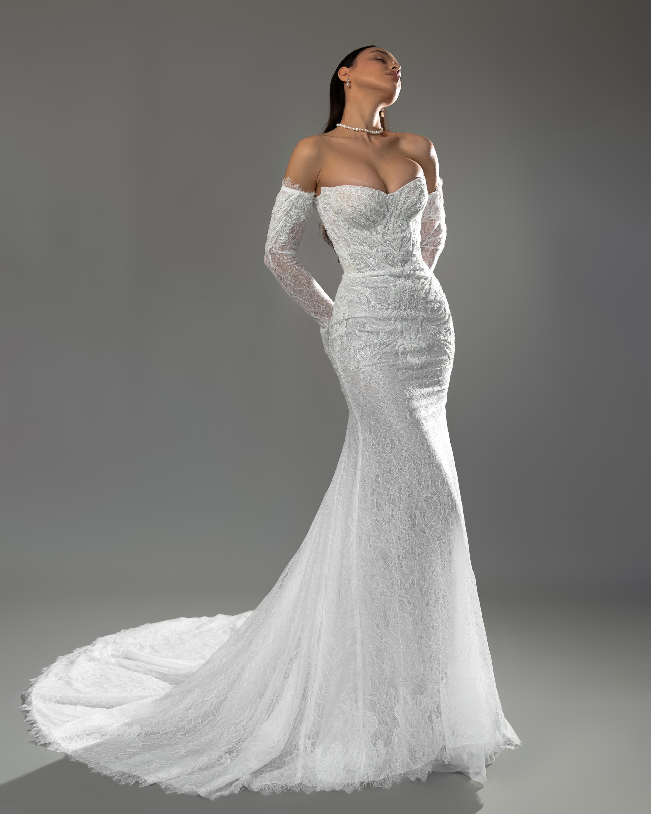 Кружевное свадебное платье русалка с рукавами и декольте фото