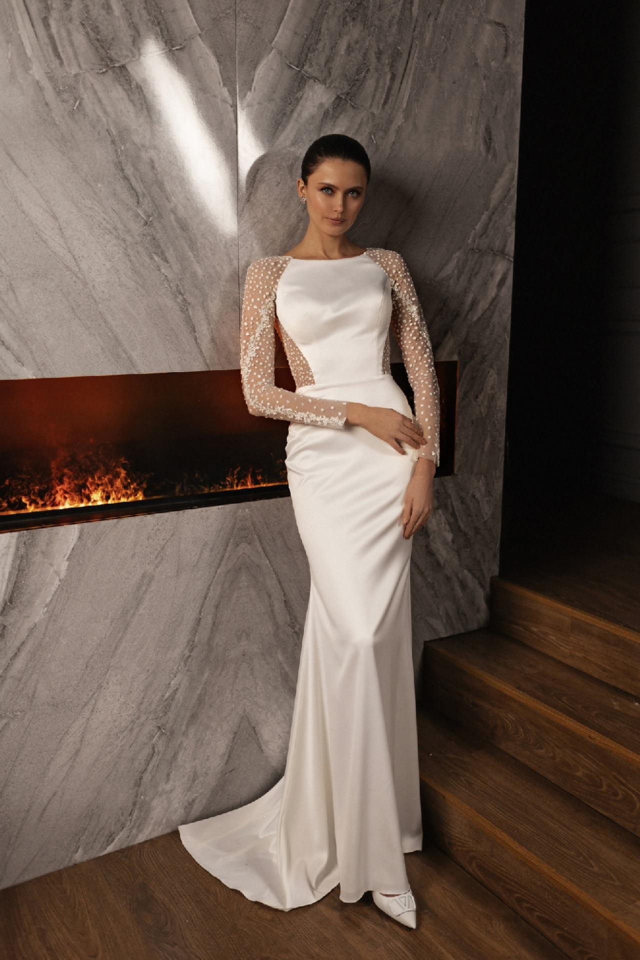 Атласное свадебное платье рыбка с кружевной спинкой и рукавами фото