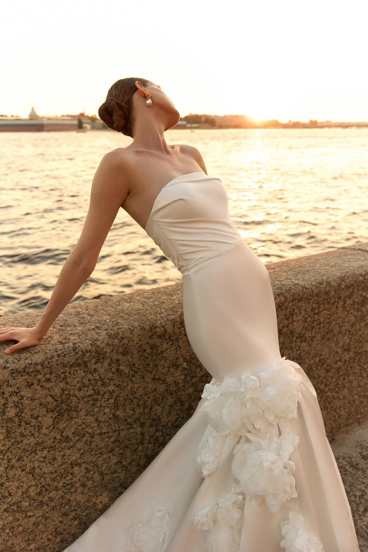 Роскошное свадебное платье русалкая с объемными цветами фото