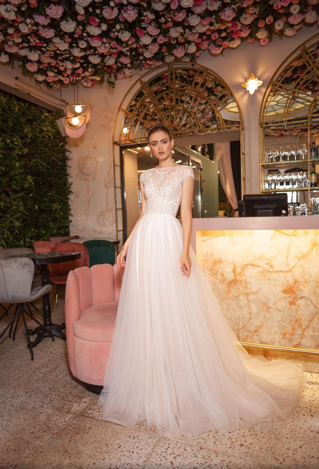 Свадебное лпатье с легкой юбкой и кружевным верхом фото