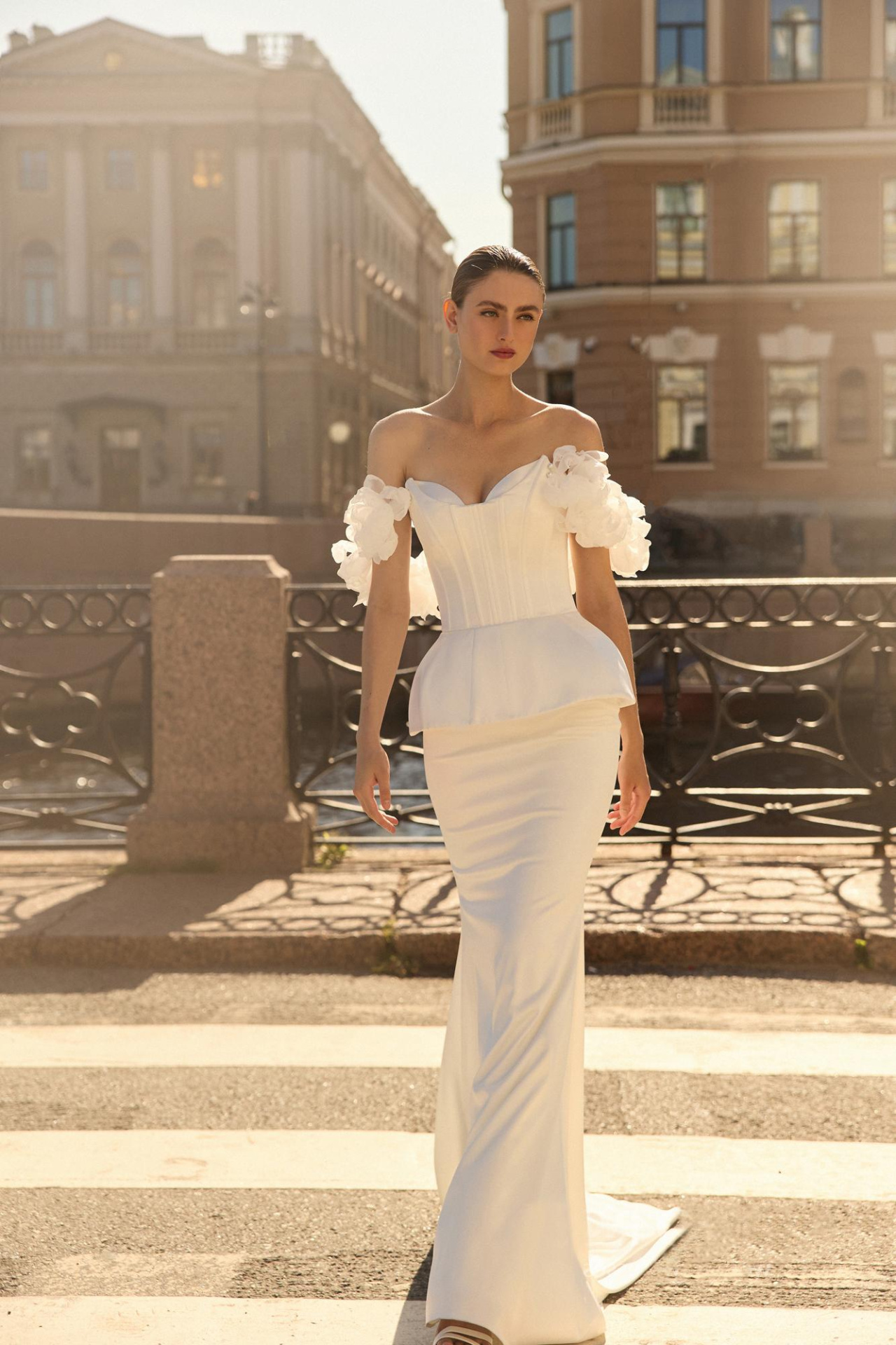 Свадебное платье с баской и цветочными бретелями фото