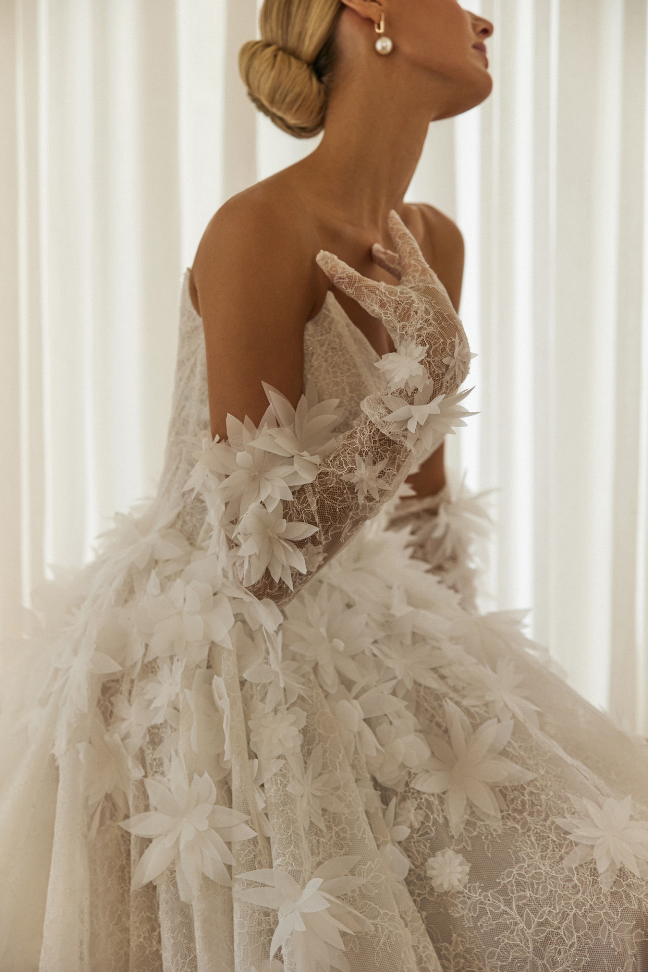 Эффектное свадебное платье с объемными цветками фото