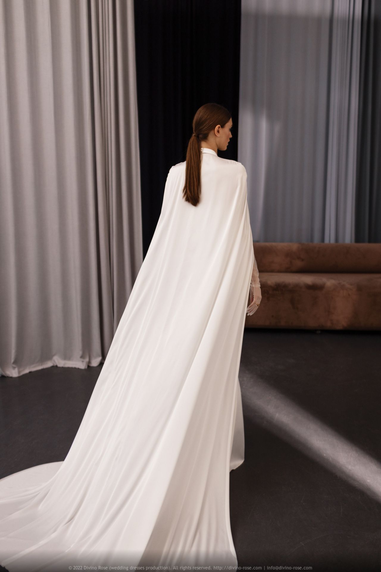 Облегающее свадебное платье из шёлк сатина фото