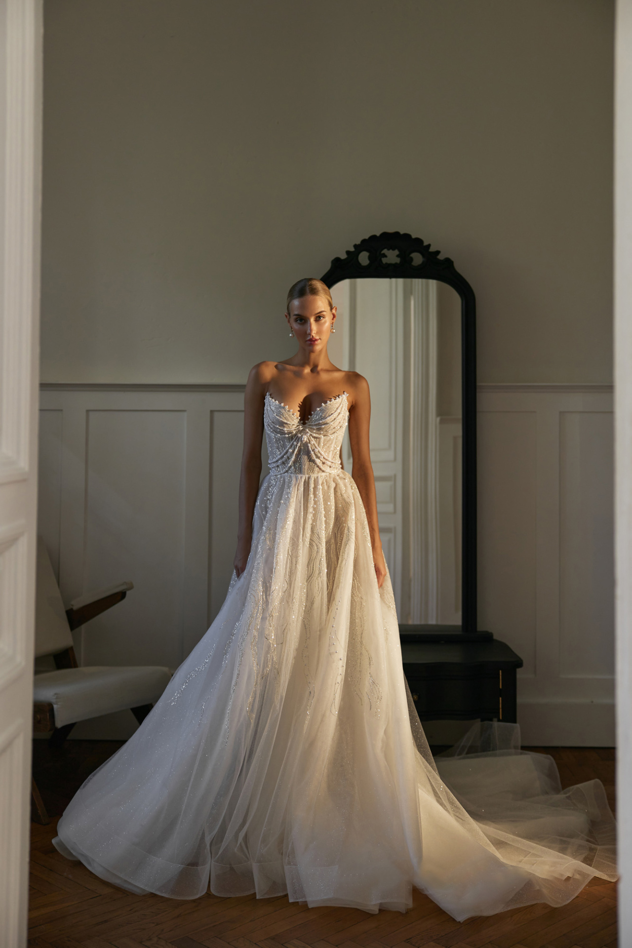 Роскошное свадебное платье декорированное жемчугом фото