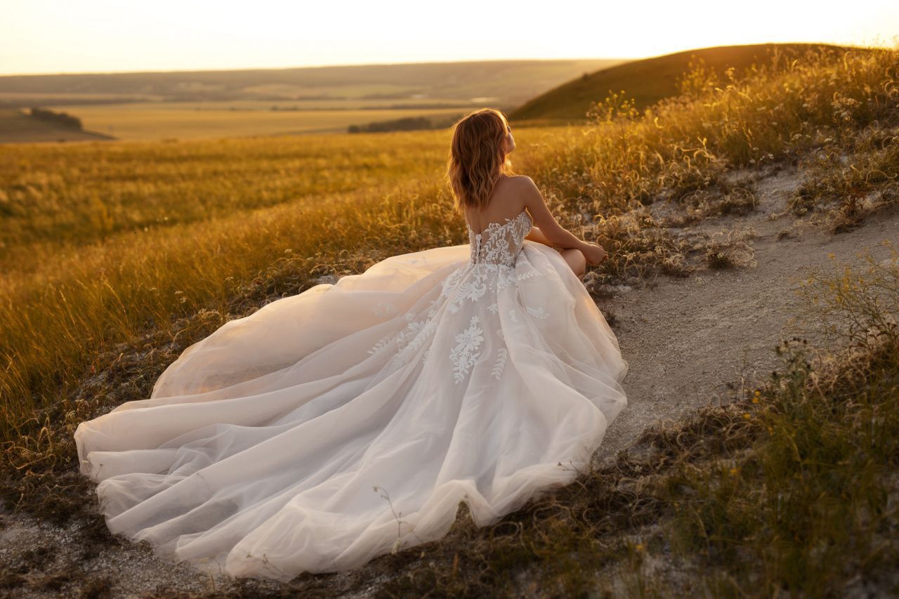 Кружевное свадебное платье с кейпом