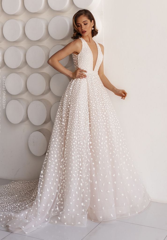 Пудровое свадебное платье с v-вырезом фото