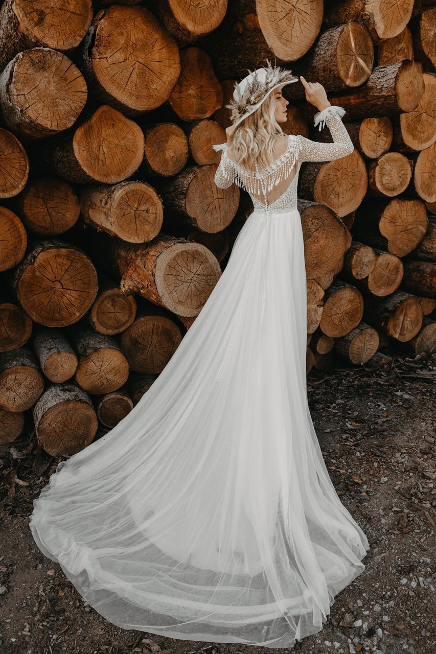 Красивое свадебное платье бохо с кружевными рукавами фото