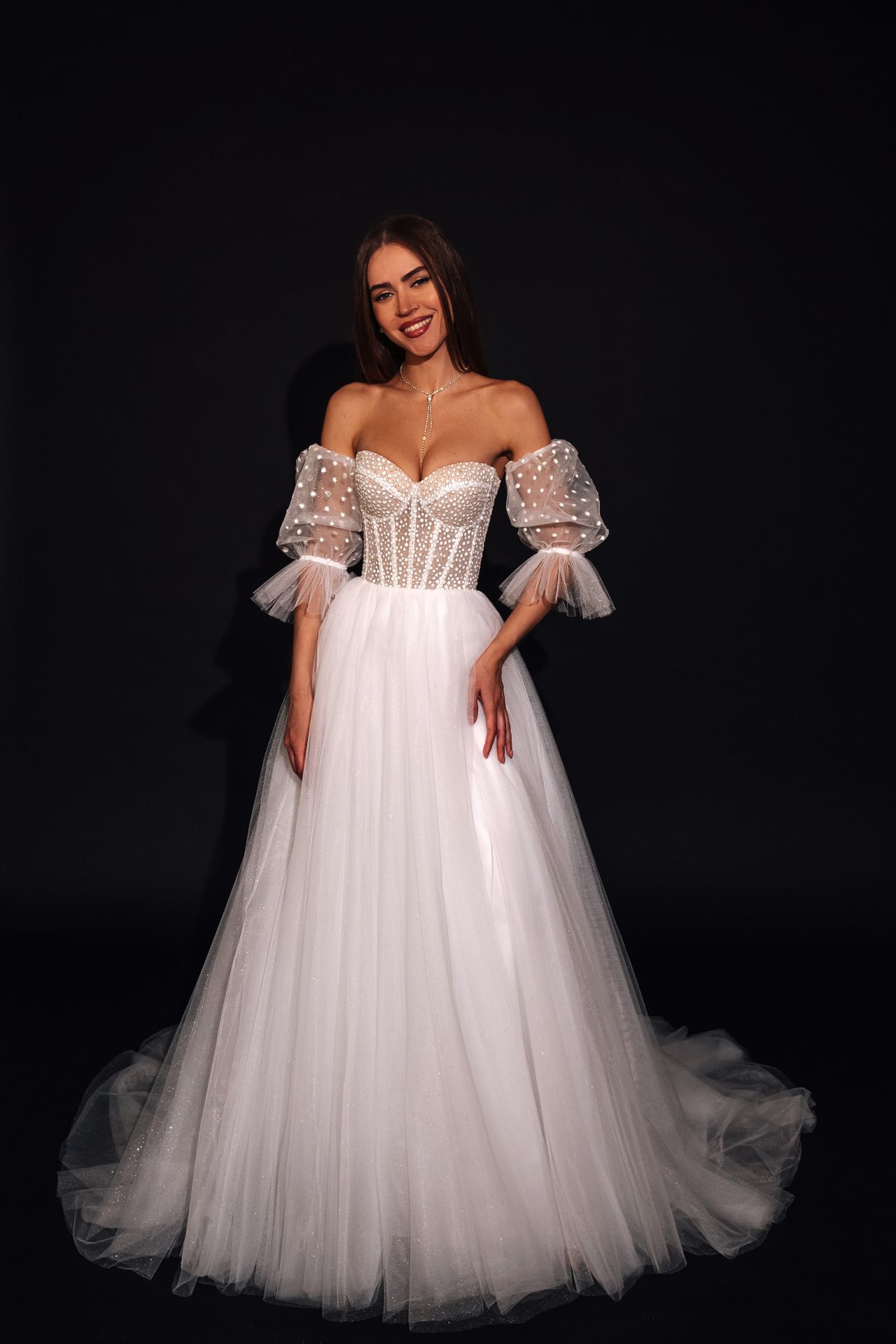 Легкое свадебное платье с корсетом и открытым верхом фото