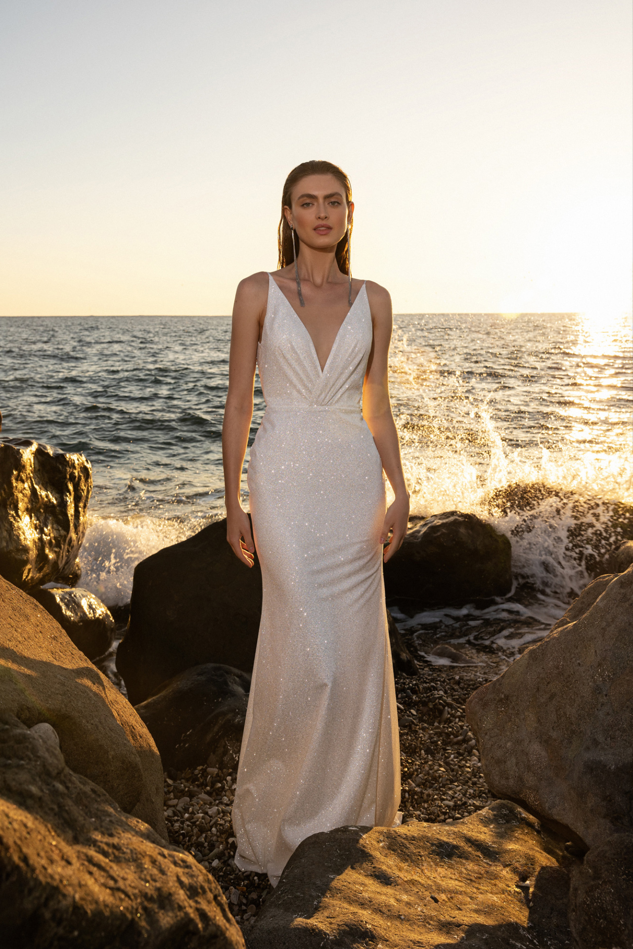 Сверкащее платье на тонких бретелях фото