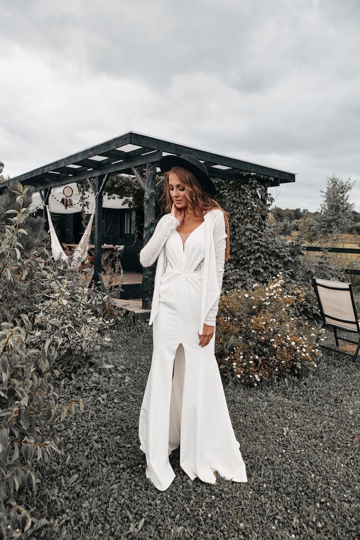 Белый свитер с пайетками