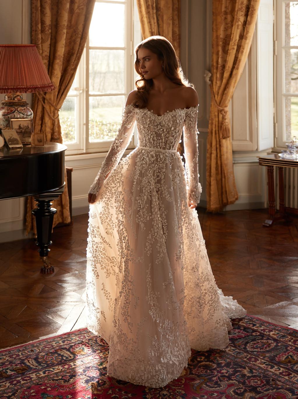 Роскошное свадебное платье с рукавами и открытыми плечами фото