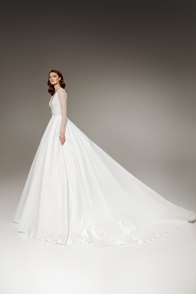 Нежное свадебное платье с блестящим корсетом фото