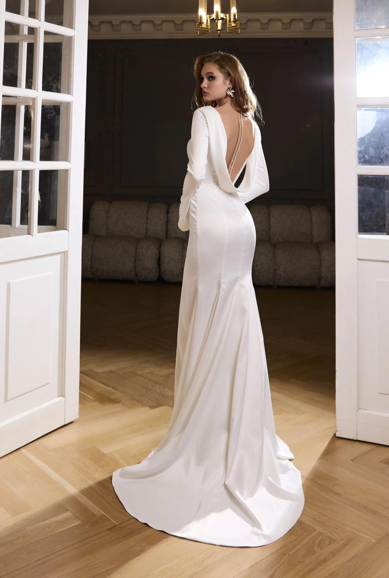 Атласное свадебное платье с вырезом качели на спинке фото