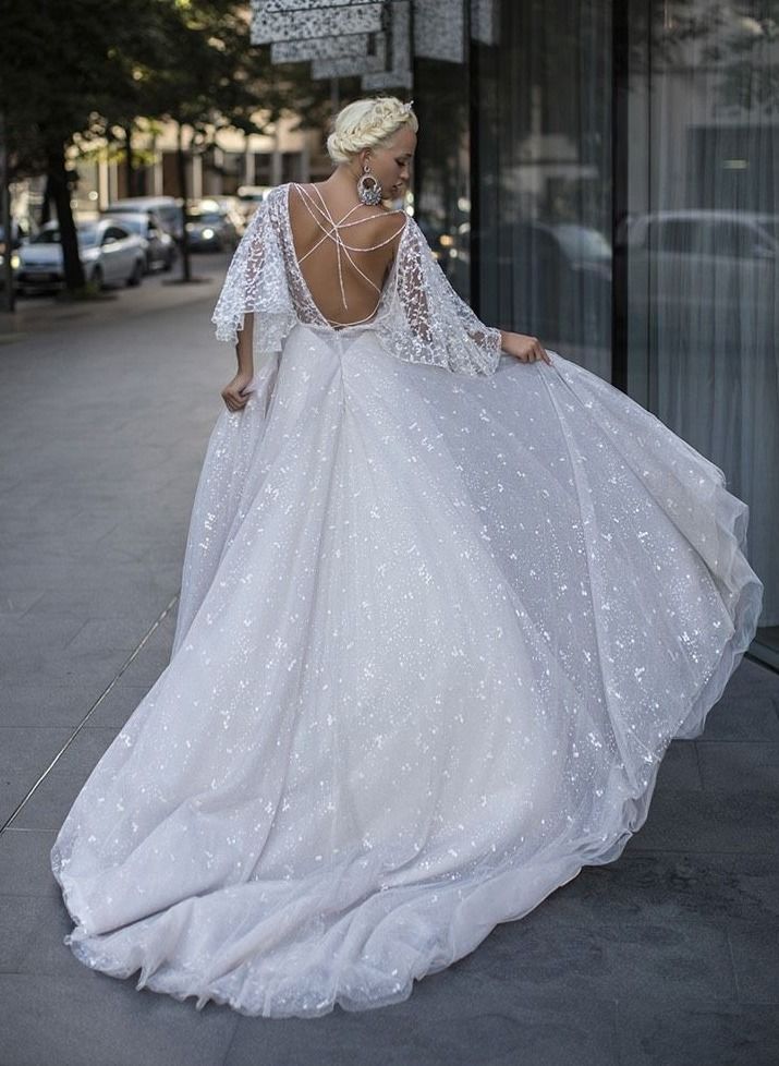 Мерцающее свадебное платье с объемными рукавами фото