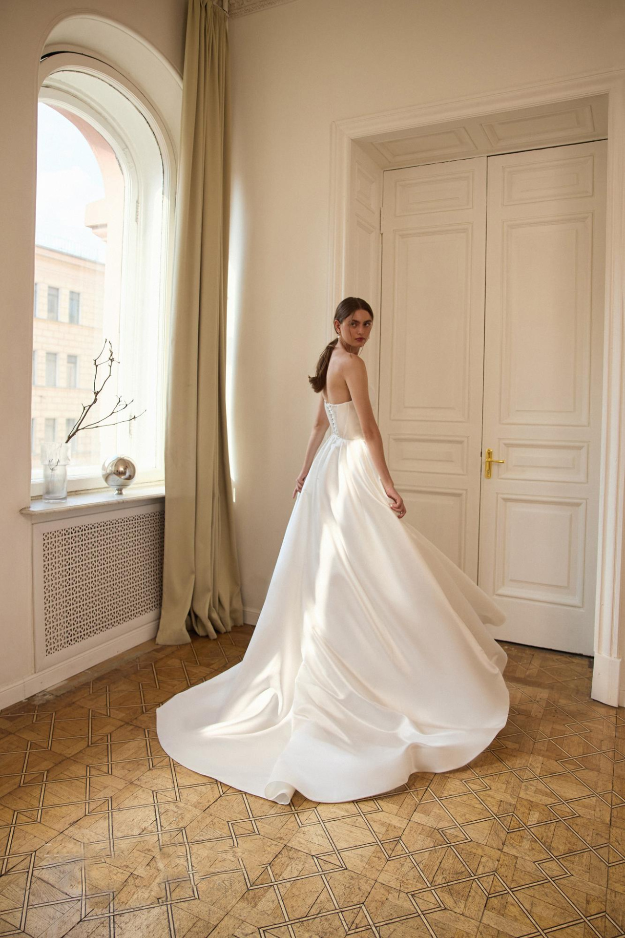 Корсетное свадебное платье с ассиметриной драппировкой фото