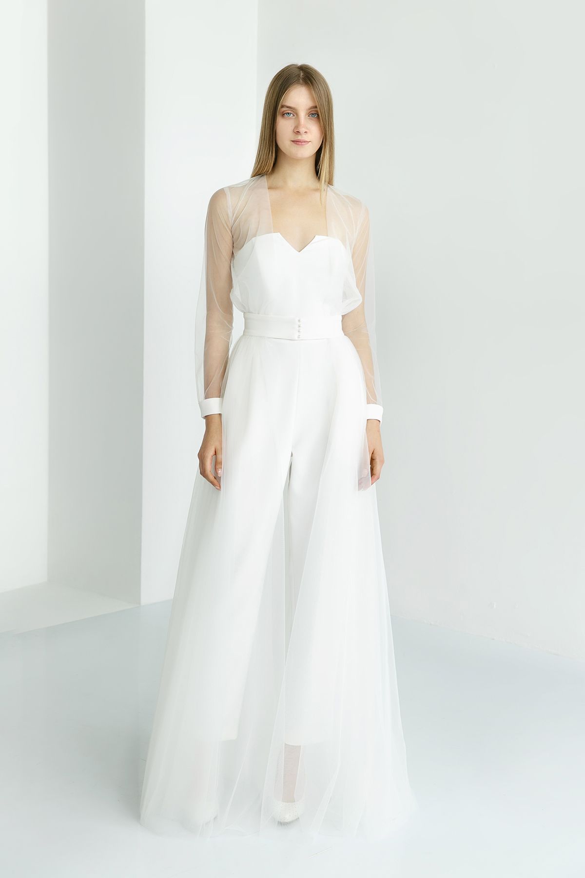 Белый брючный комбинезон с накидкой фото