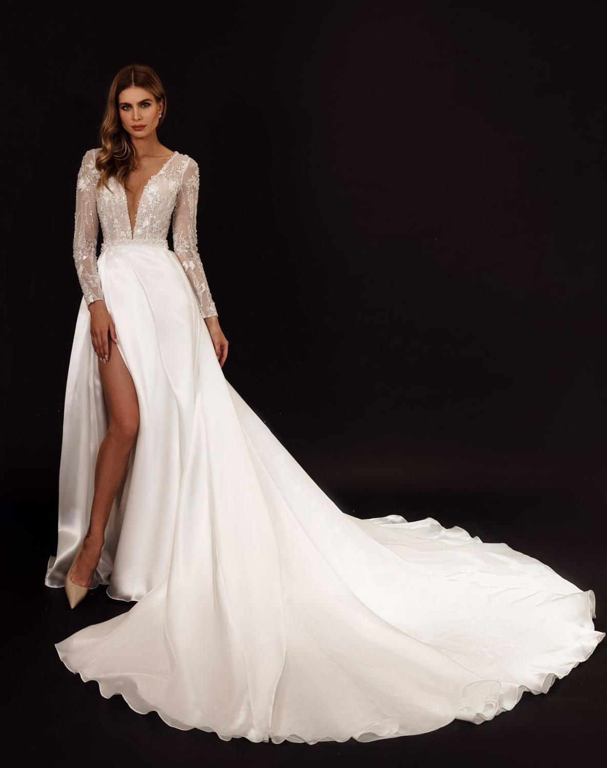 Свадебное платье с атласной юбкой и кружевным верхом фото