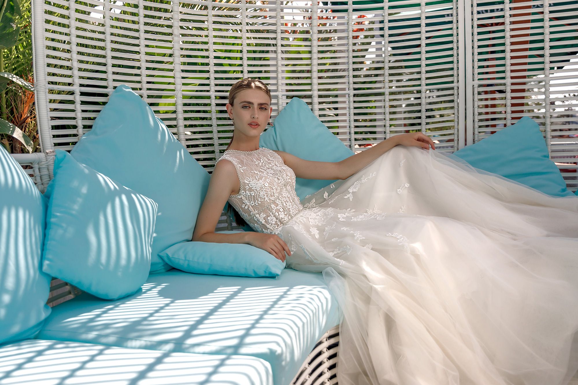 Свадебное платье с легкой юбкой фото