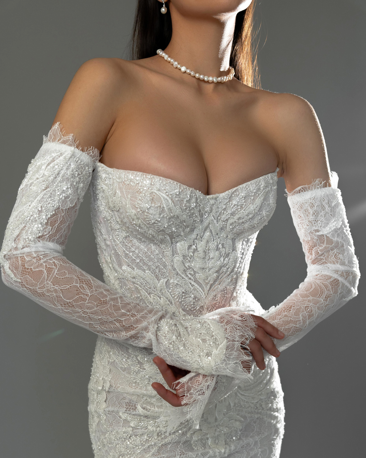 Кружевное свадебное платье русалка с рукавами и декольте фото