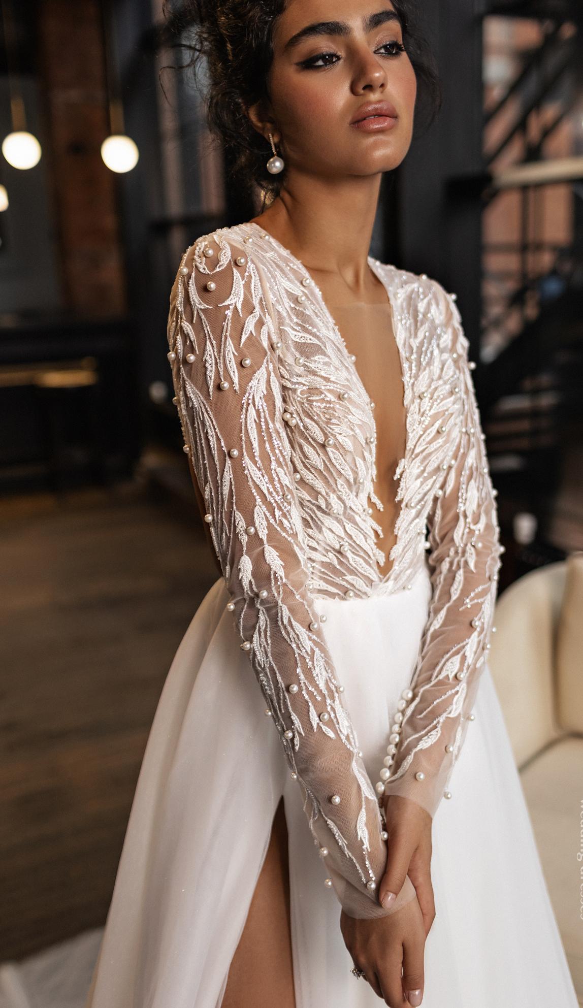 Свадебное платье с рукавами и юбкой из фатина фото