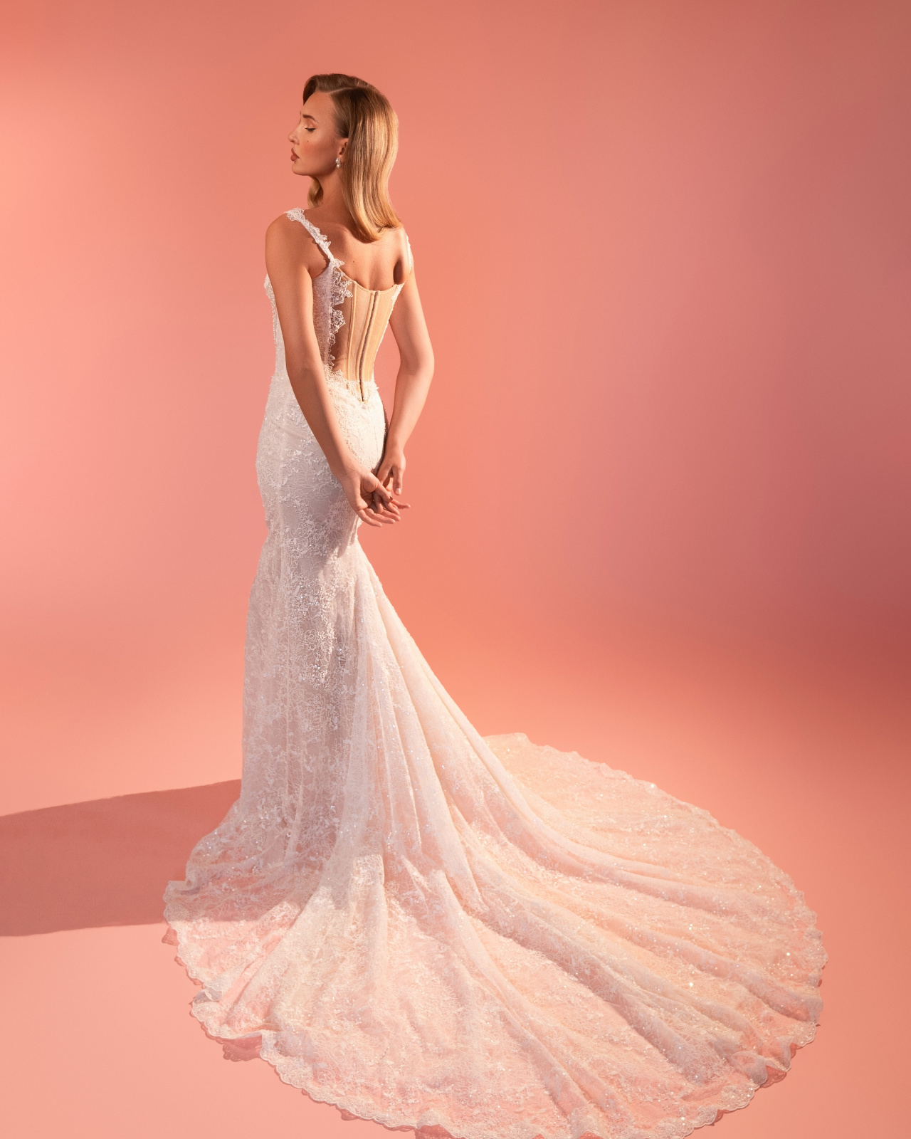 Роскошное кружевное свадебное платье на тонких бретелях фото