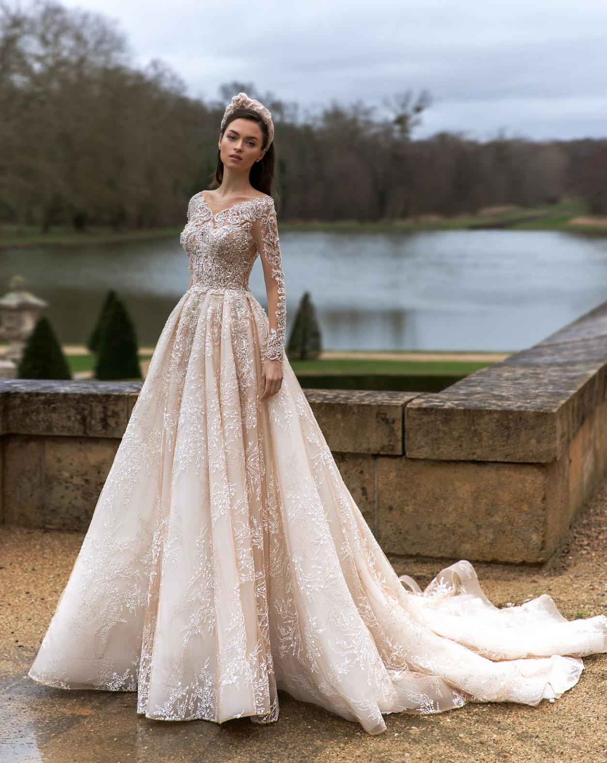 Роскошное свадебное платье со шлейфом фото