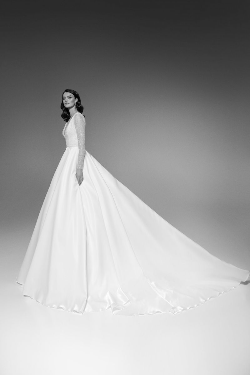 Нежное свадебное платье с блестящим корсетом фото