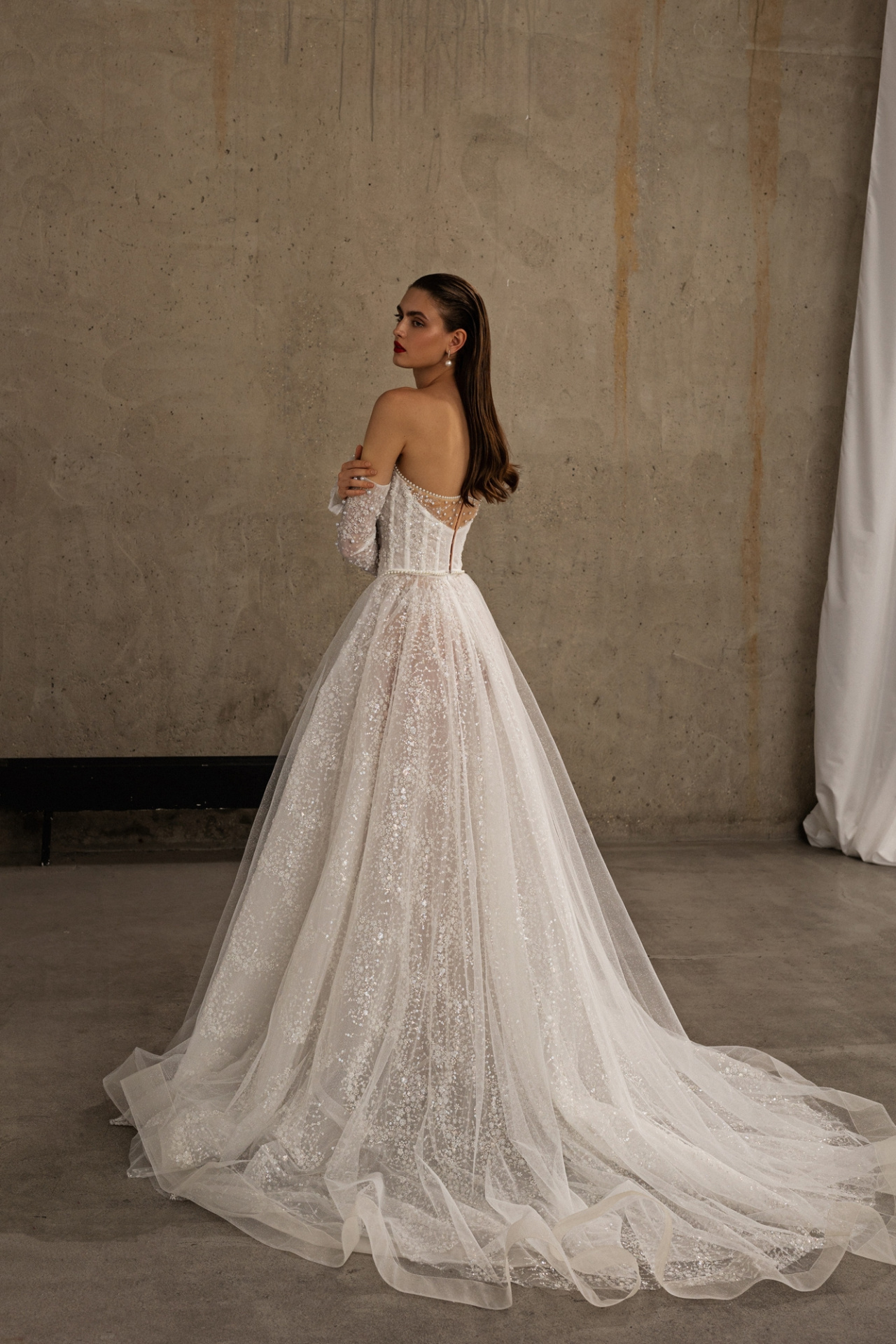 Роскошный расшитый свадебный комплект с корсетом фото