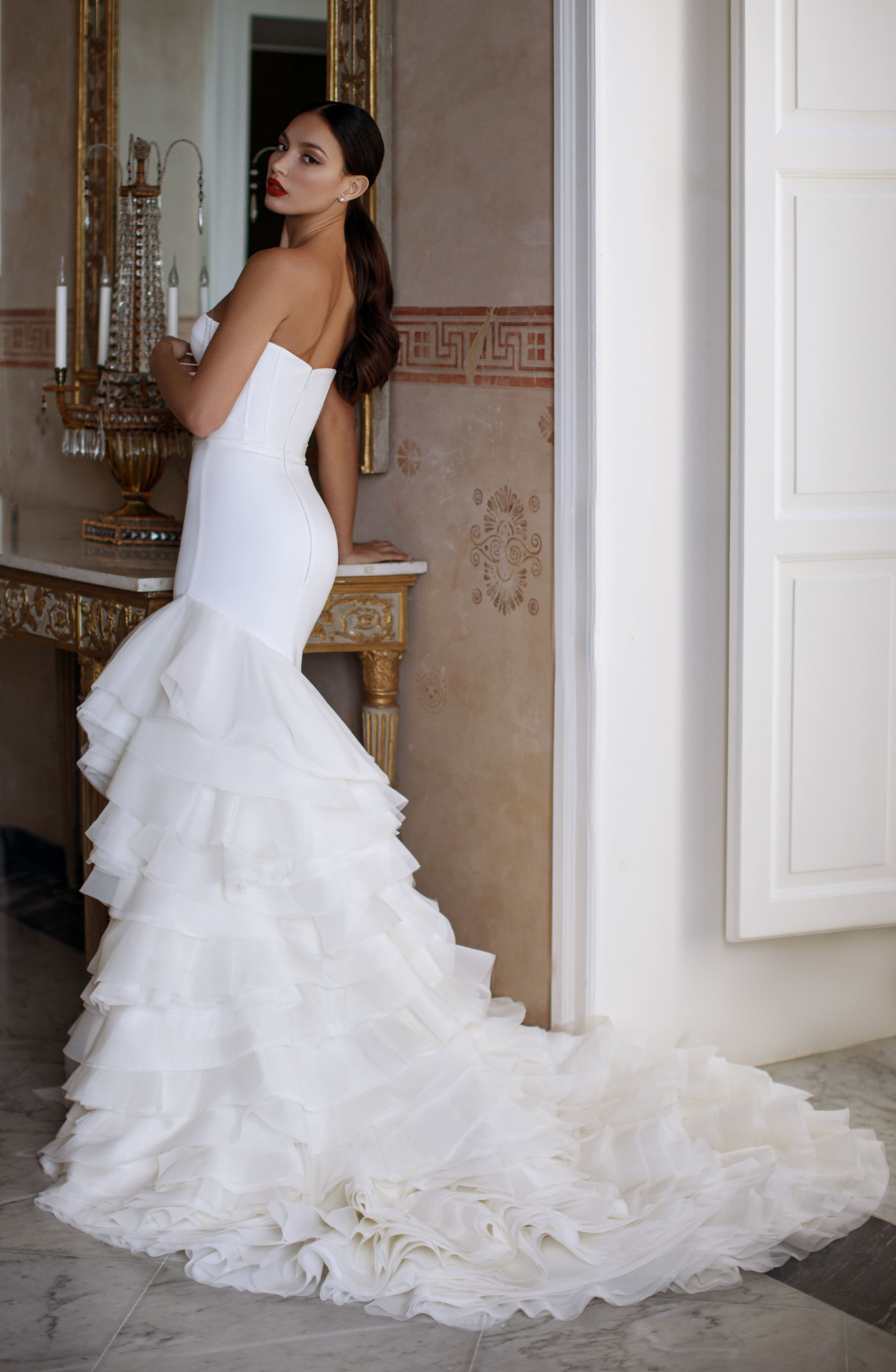 Роскошное свадебное платье с многоярусной юбкой фото