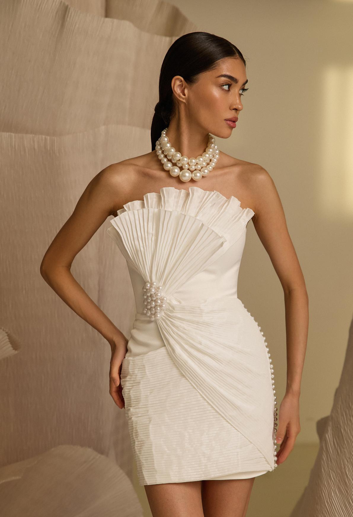 Короткое свадебное платье из ткани плиссе фото