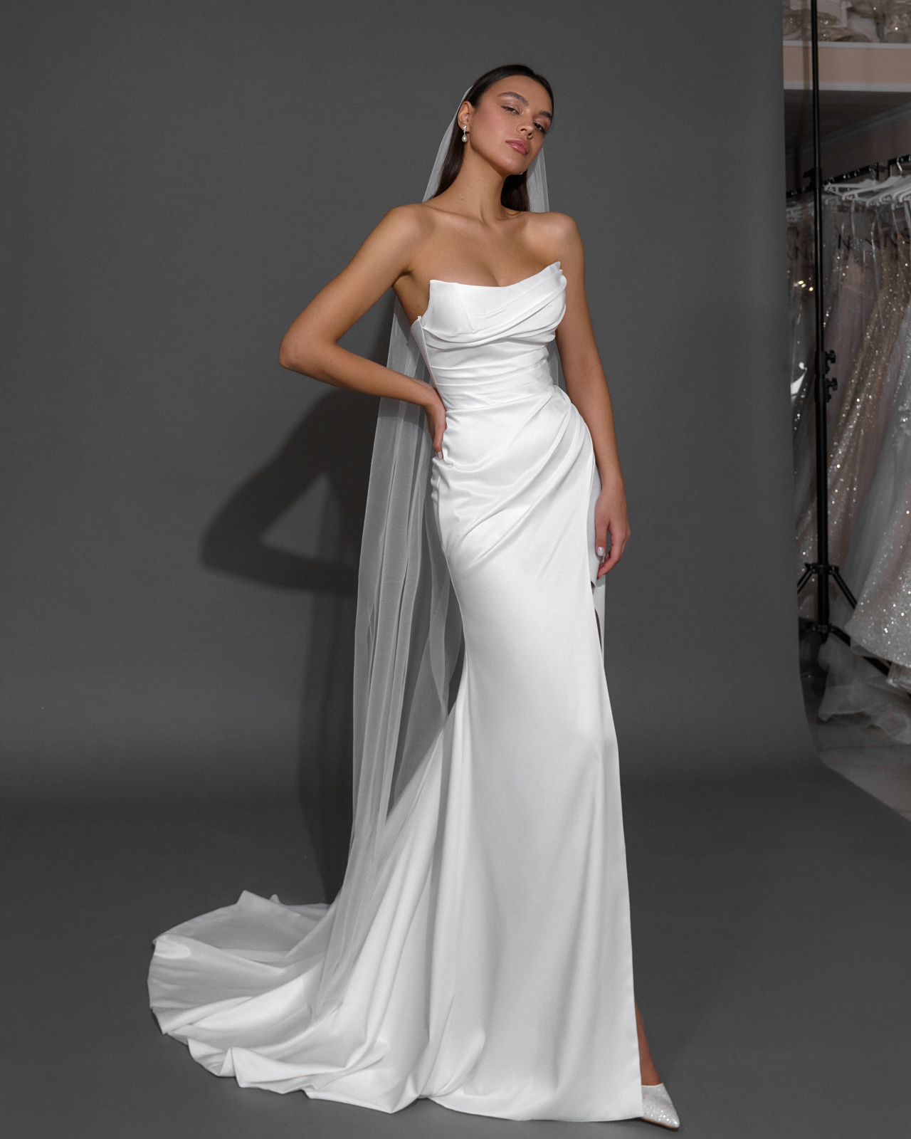 Атласное свадебное платья русалка с разрезом от бедра фото