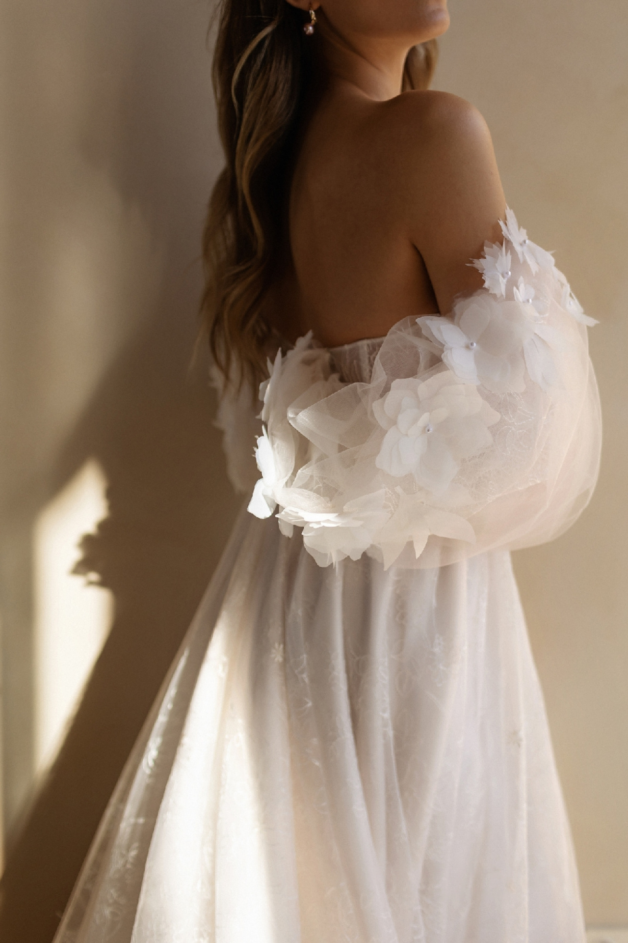 Кружевное свадебное платье с объемными цветами фото