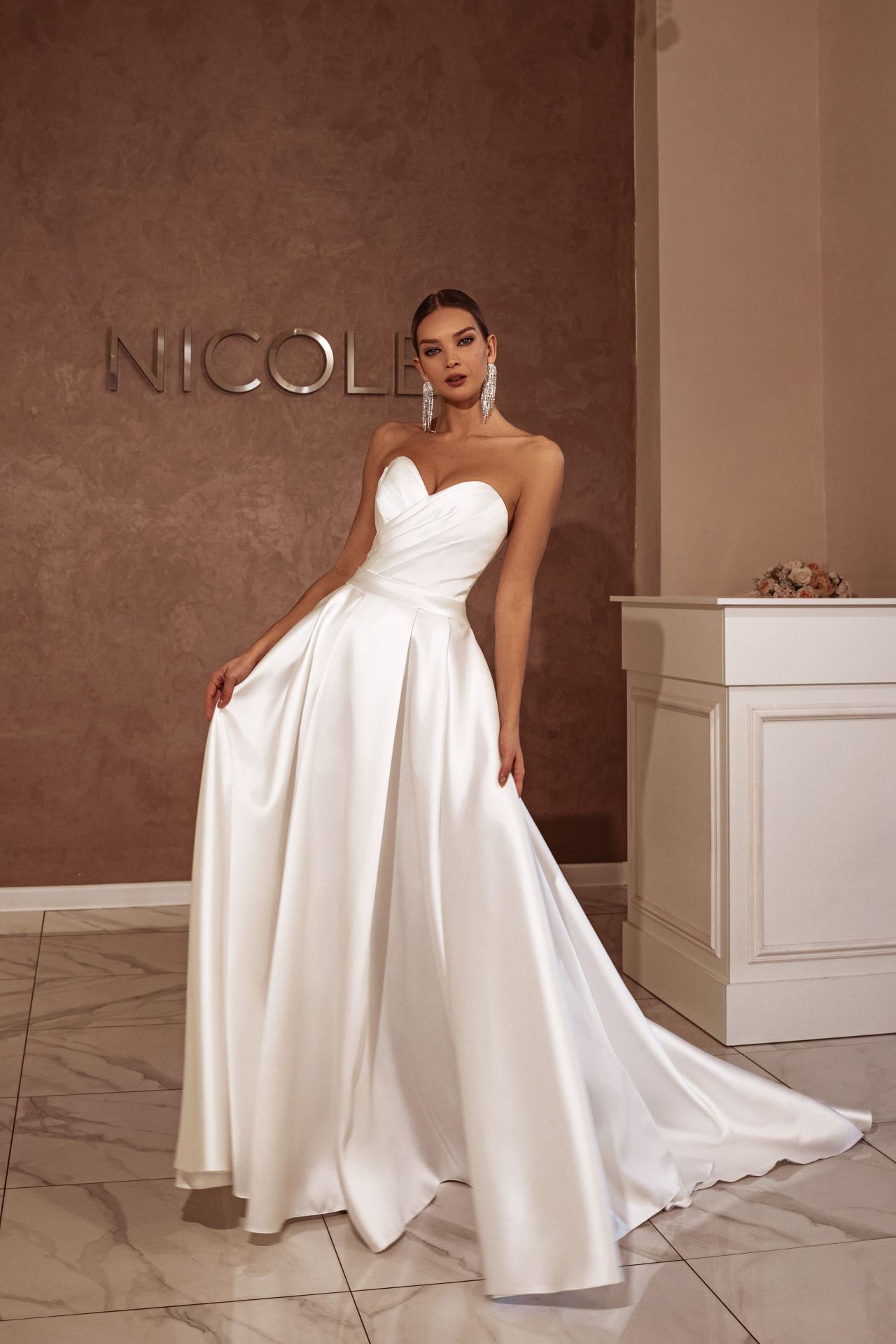 Белое свадебное платье с рукавами буфами фото