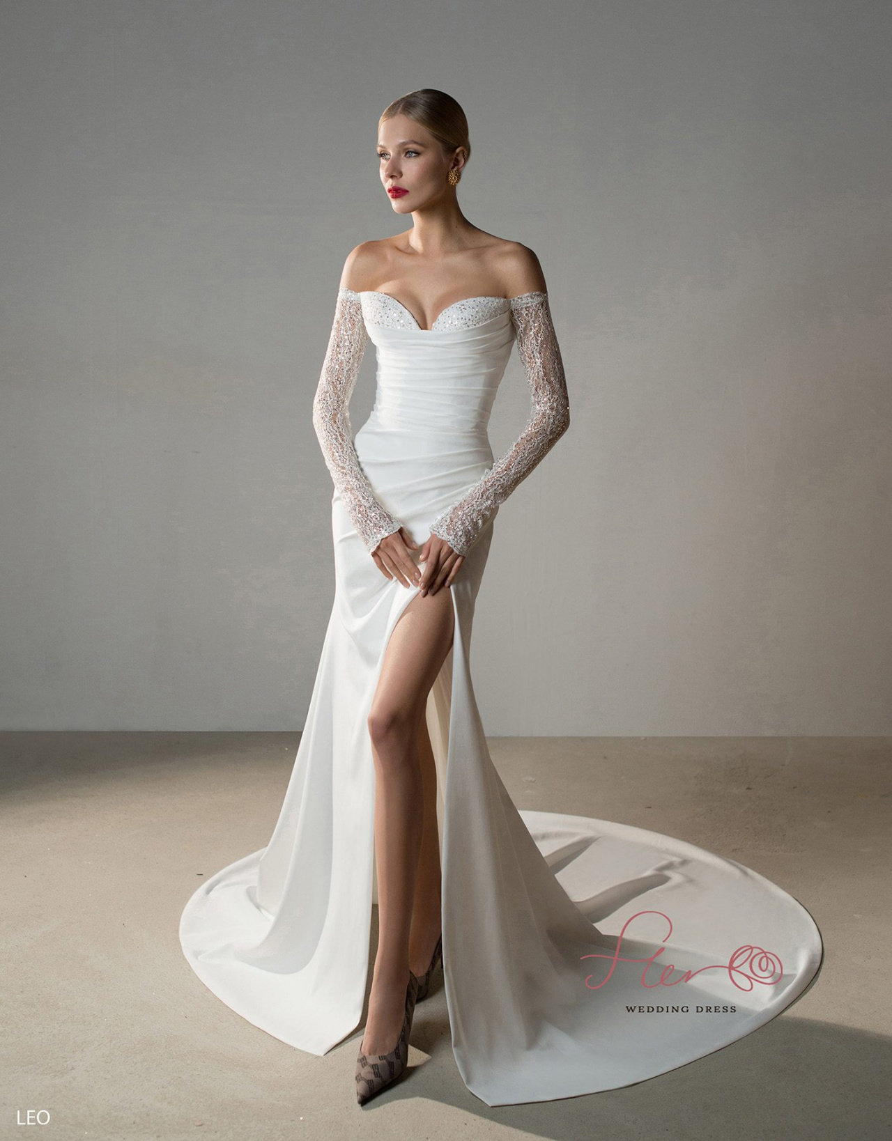 Атласное свадебное платье рыбка с рукавами фото