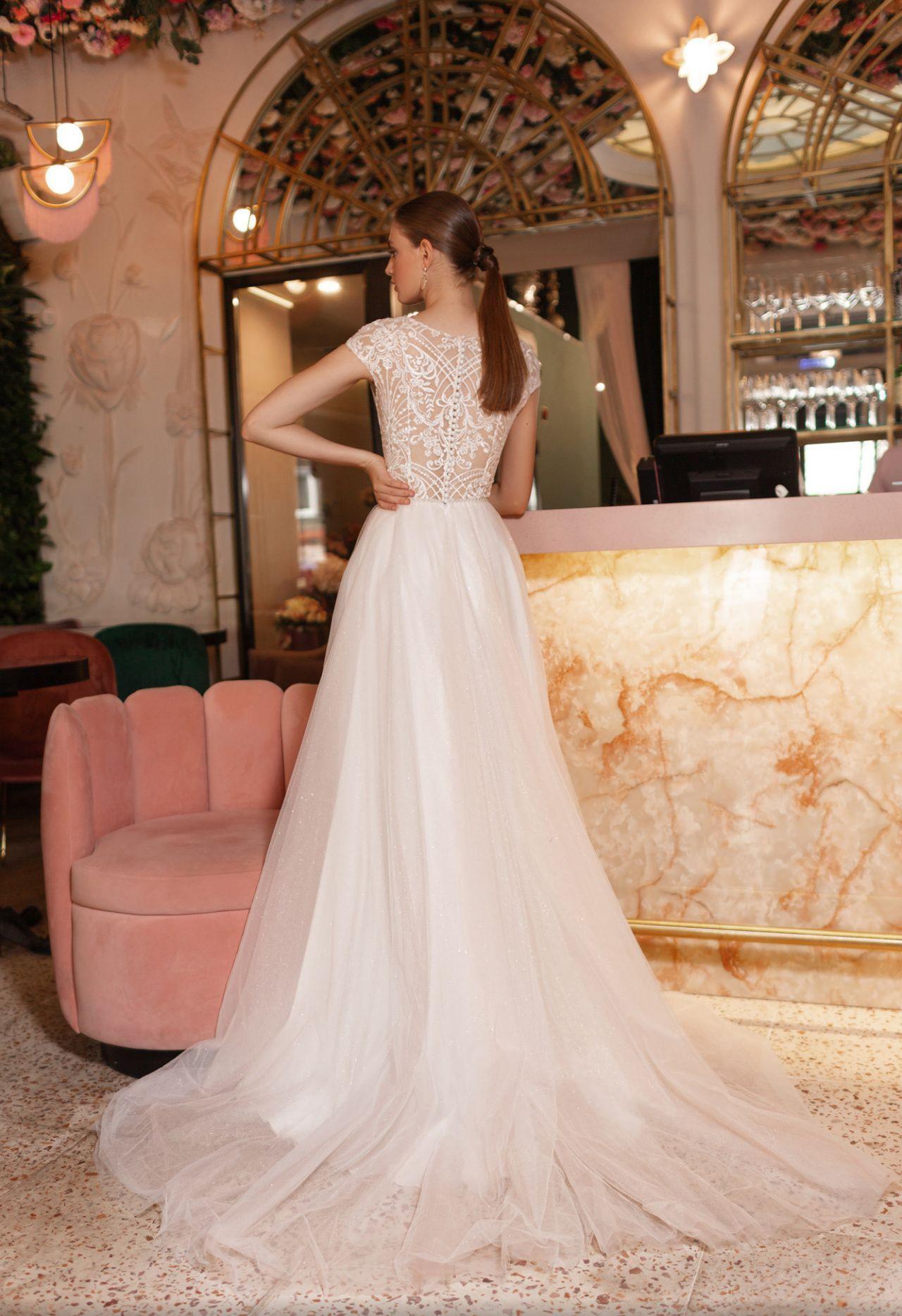 Свадебное лпатье с легкой юбкой и кружевным верхом фото