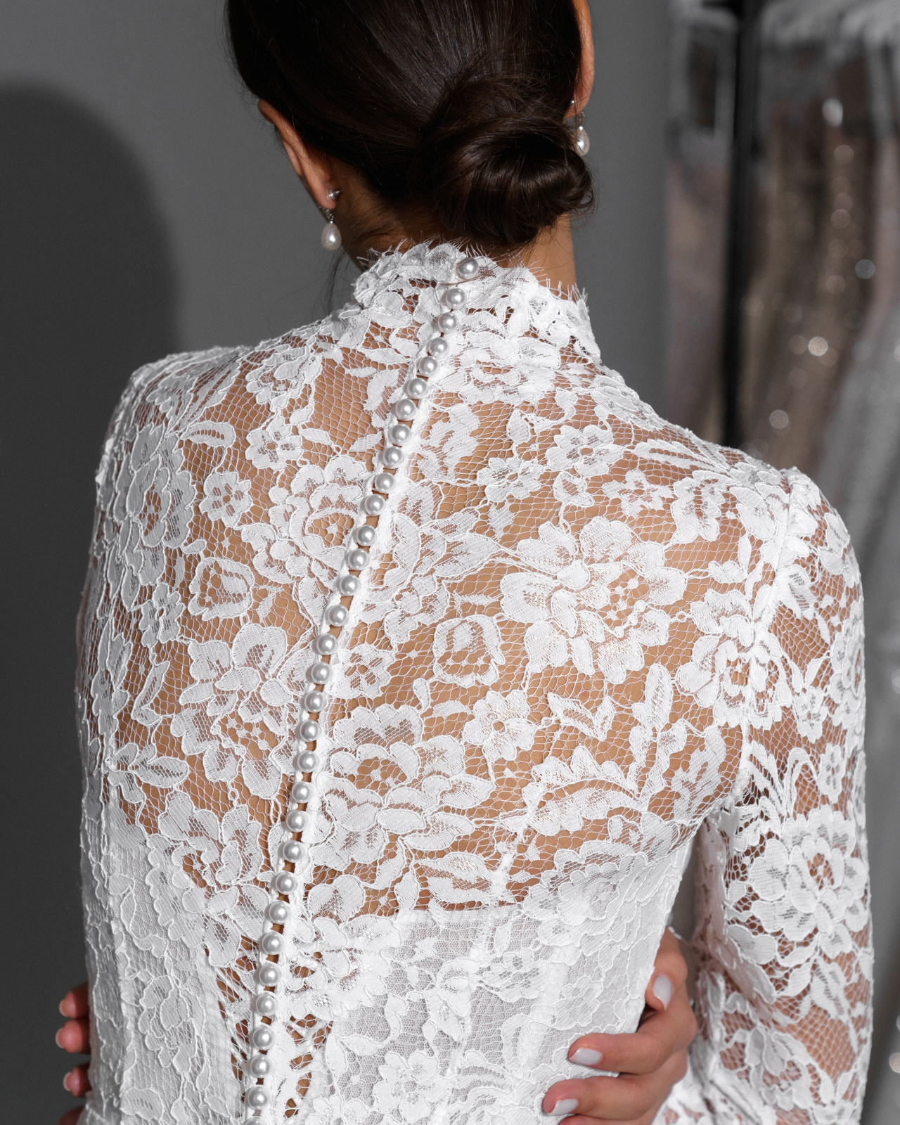 Белое кружевное свадебное платье с рукавами фото