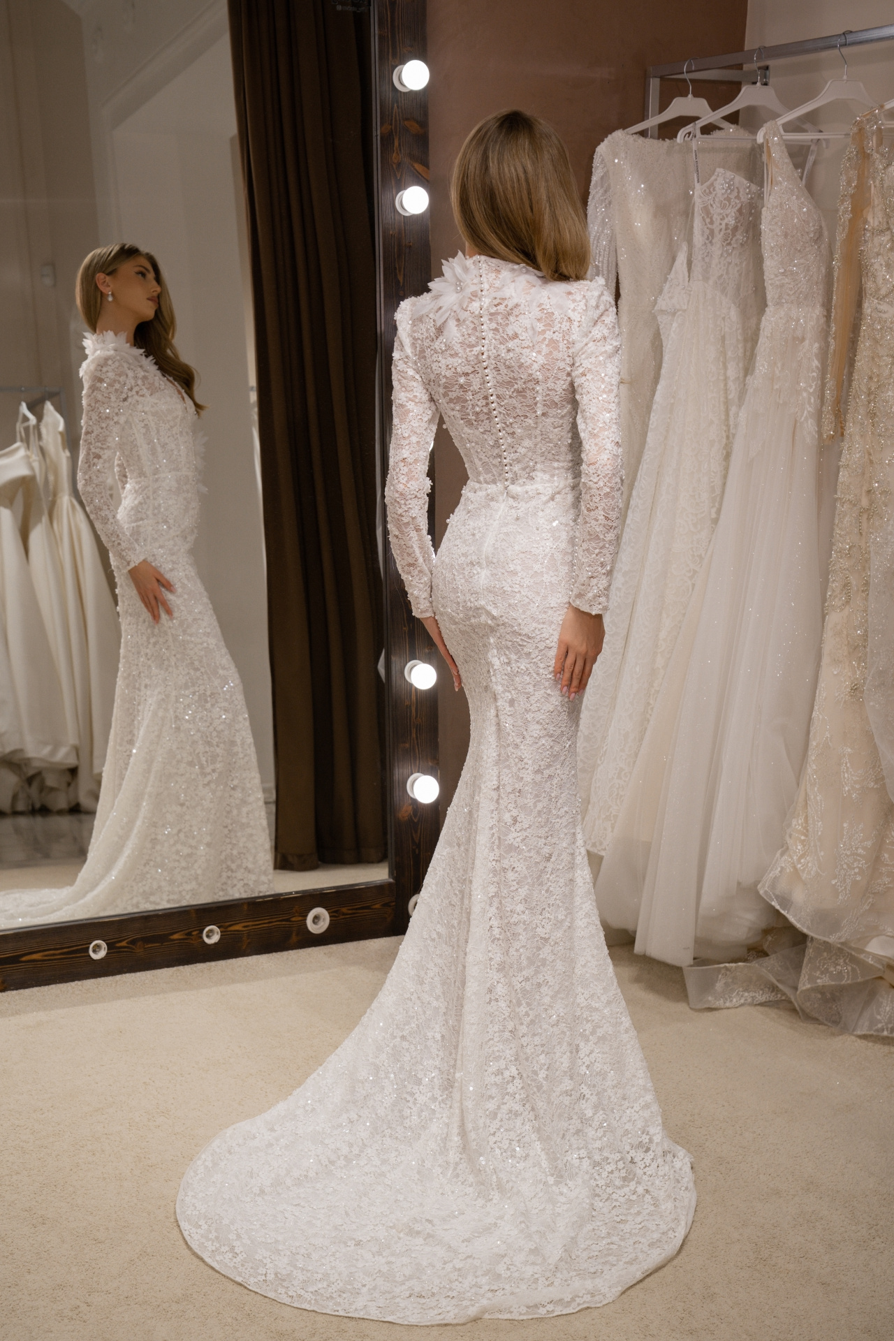 Закрытое свадебное платье силуэта русалка фото