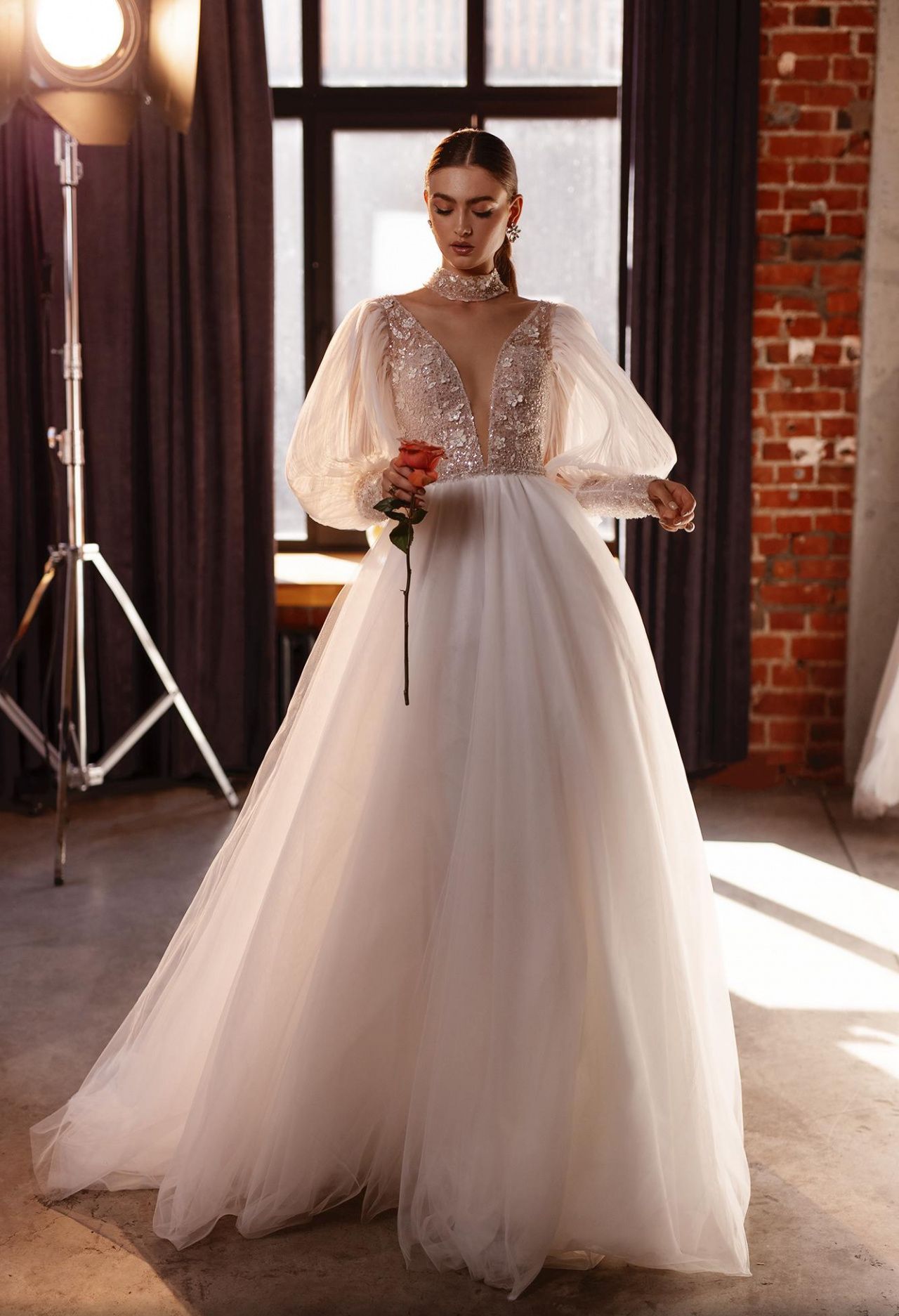 Нежное свадебное платье с объемными рукавами фото