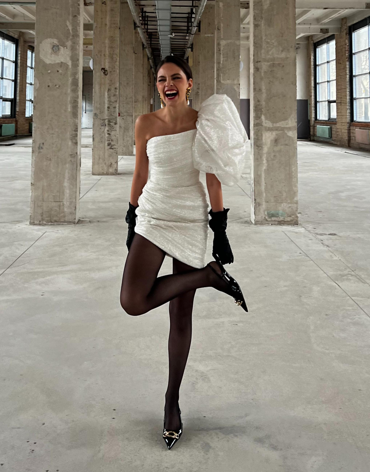 Короткое свадебное платье на одно плечо фото