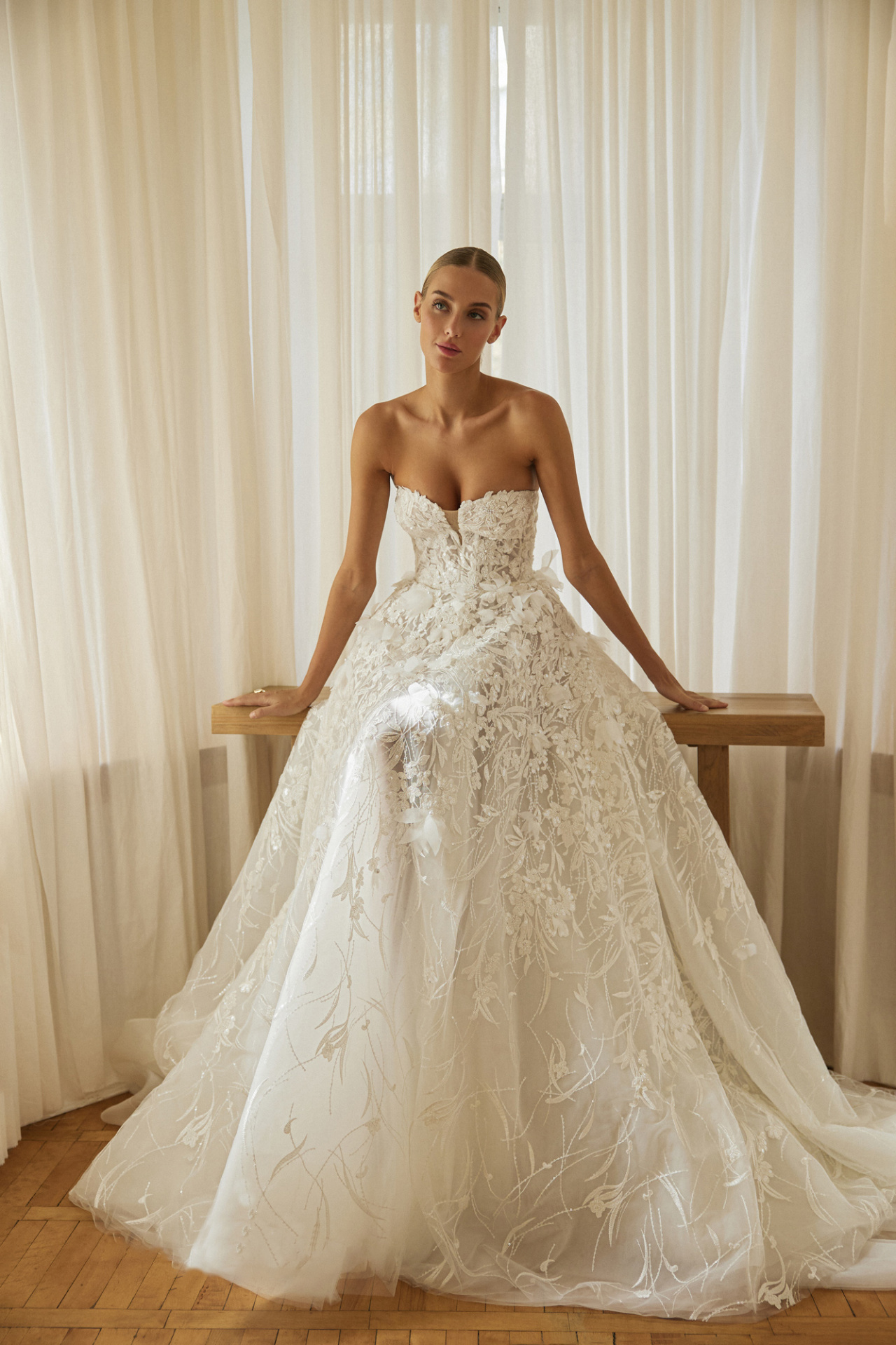 Пышное свадебное платье из роскошного цветочного кружева с болеро фото