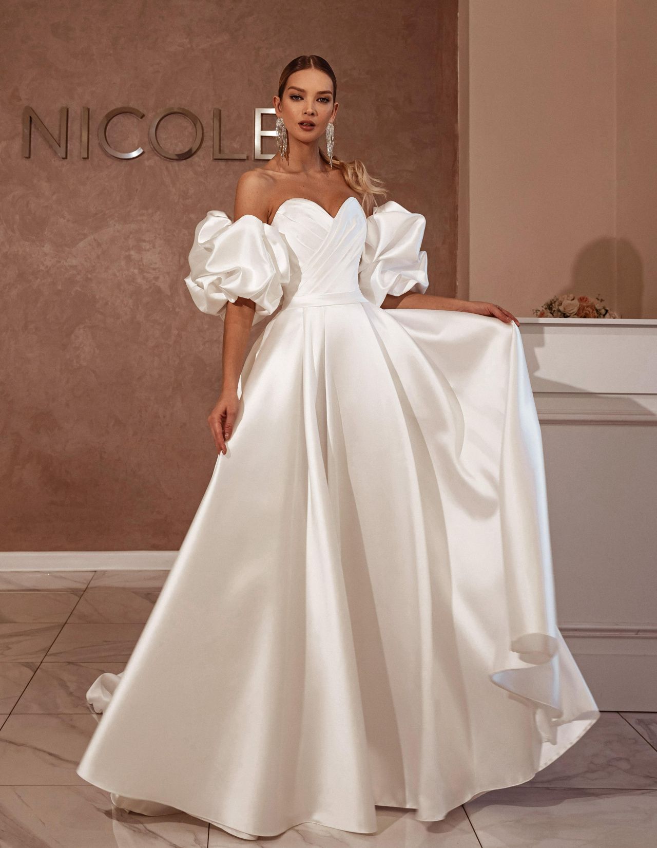 Белое свадебное платье с рукавами буфами фото