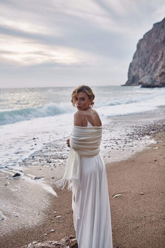 Шерстяная шаль с бахромой